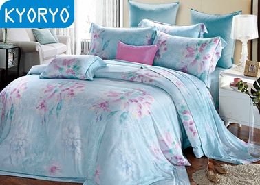 羽毛布団の結婚記念日の花の綿の優雅な寝具は柔らかい手の感じを置きます