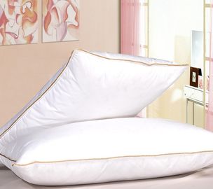 金配管の綿のホテルは枕、環境に優しい洗浄された枕に卸しで羽をつけます