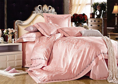 赤く優雅なサテンの絹の寝具は美しい寝具の枕カバーの平らなシートを置きます