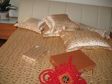 絹の寝具セットおよび絹の寝具