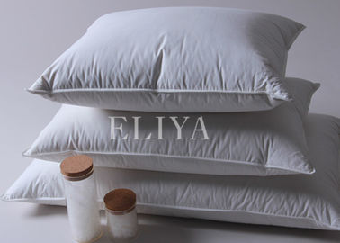 白いカバー生地でホテルの慰めの枕を満たしている柔らかいクイーン サイズのガチョウ