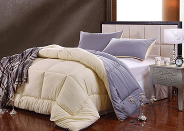 現代的な白い絹の寝具はキルトの枕カバーをカスタマイズされて置きます