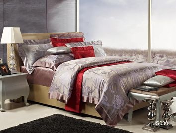 ブラウンの明るい優雅な花の贅沢な絹のベッドはレース女王および王を置きます