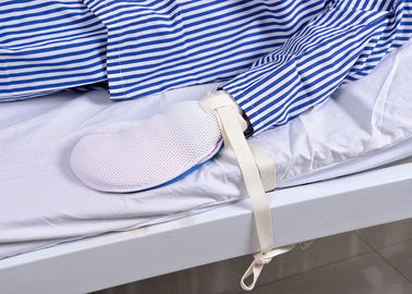 制限ベルトが付いている危険度が高く忍耐強いヘルスケア手の医学のミット