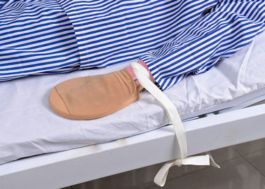 制限ベルトが付いている危険度が高く忍耐強いヘルスケア手の医学のミット
